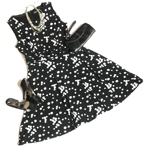 Jessica Howard Dresses & Skirts - Jessica Howard White Polka Dots Knit Dress